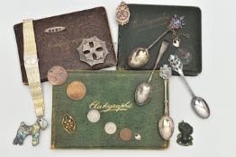 AN ASSORTMENT OF SILVER AND JEWELLERY, to include a silver souvenir spoon, hallmarked Birmingham, an