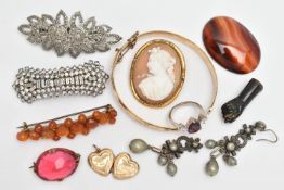 A SMALL ASSORTMENT OF JEWELLERY, to include a rolled gold hinged bangle, two clip brooches, a