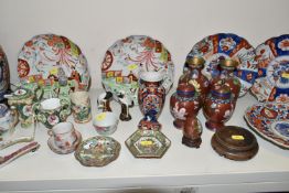 A GROUP OF LATE 19TH AND EARLY 20TH CENTURY ORIENTAL PORCELAIN AND METALWARE, including five
