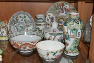 A GROUP OF 19TH AND EARLY 20TH CENTURY CHINESE FAMILLE VERTE AND FAMILLE ROSE PORCELAIN, ETC,