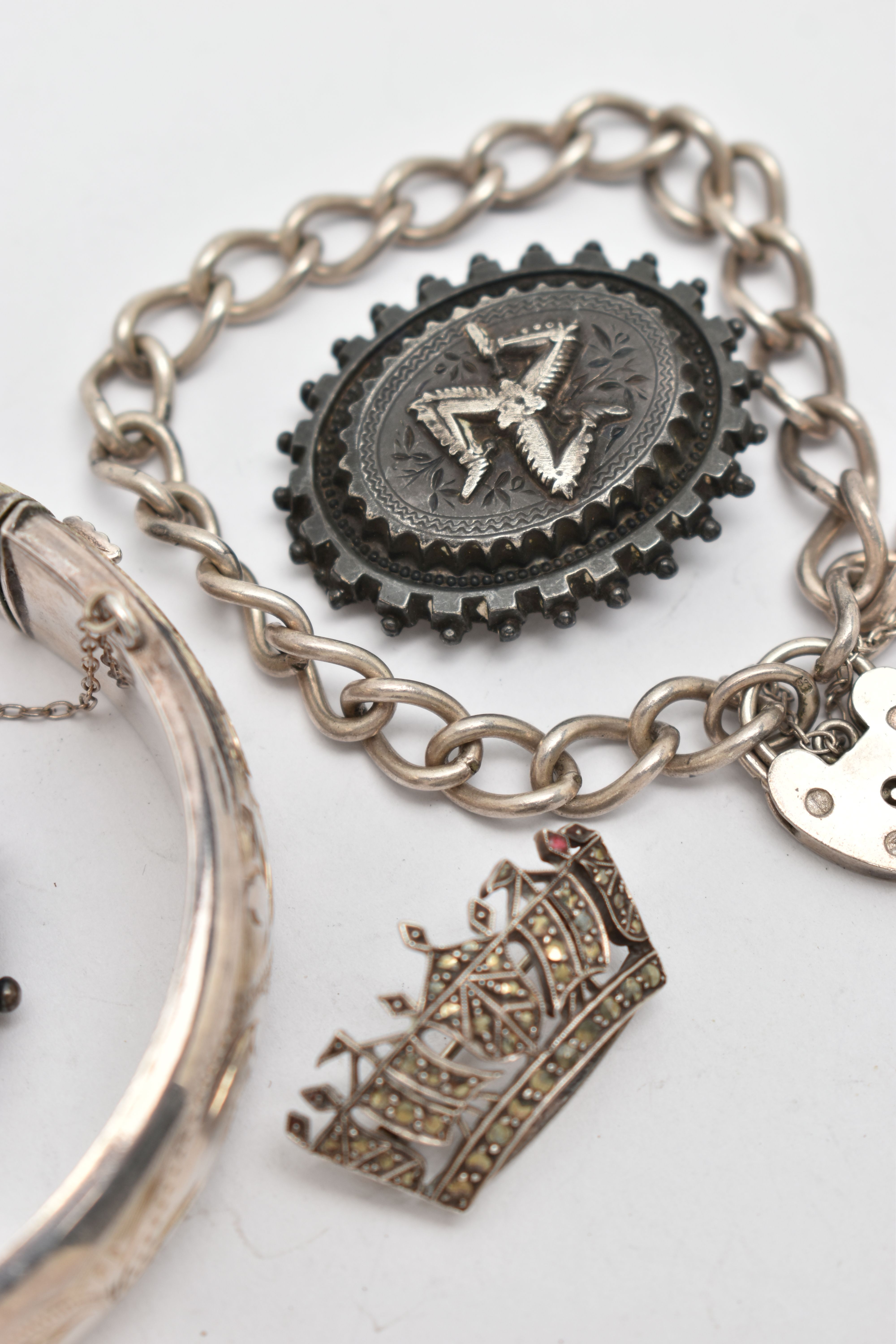 A SELECTION OF SILVER AND WHITE METAL JEWELLERY, to include a hinged bangle, a marcasite crown - Image 3 of 4