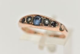 AN EDWARDIAN 9CT YELLOW GOLD GEM SET RING, Set with a principal sapphire, interspaced by two split