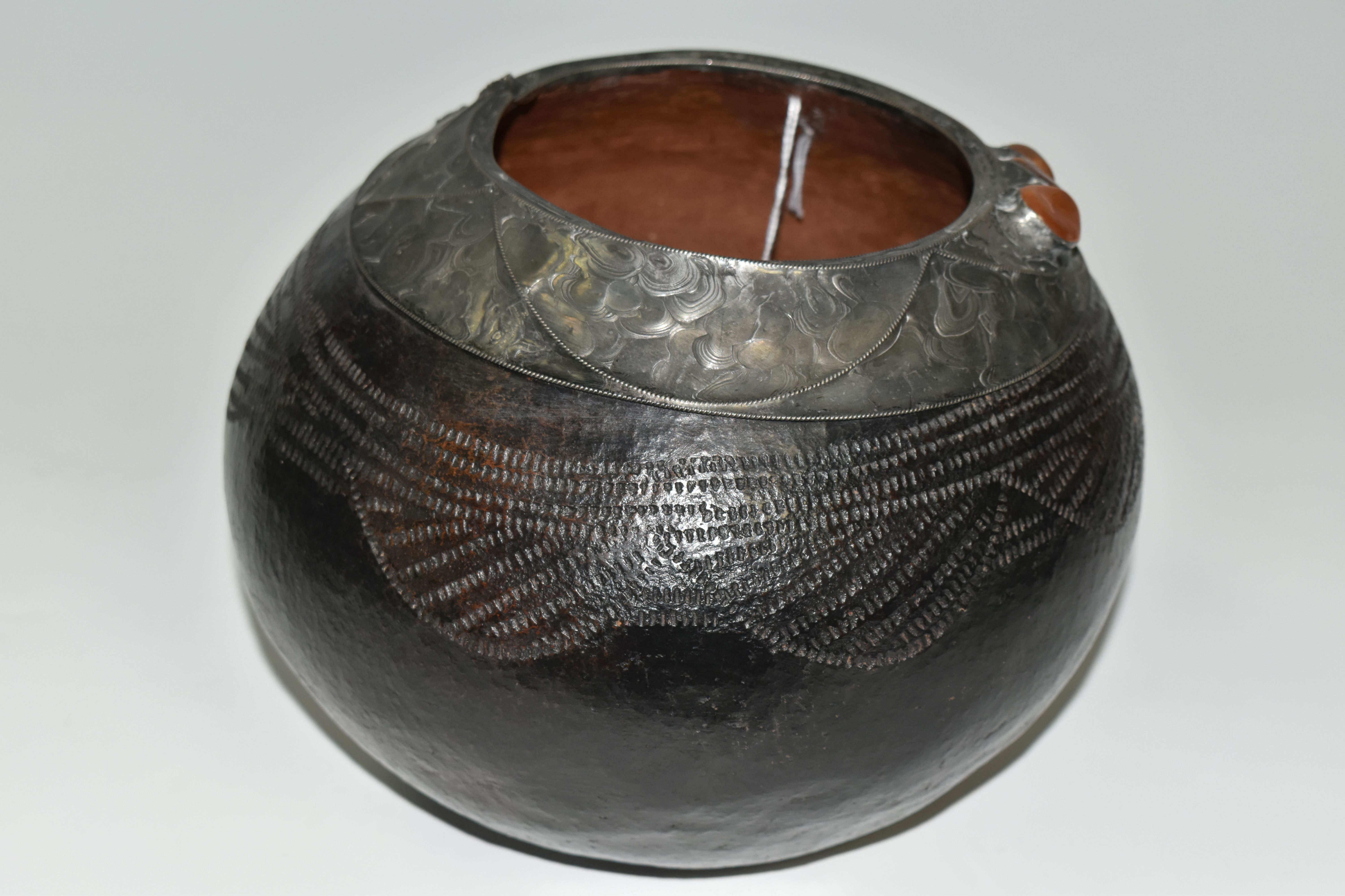 A ZULU / SOUTH AFRICAN STYLE JAR WITH PEWTER RIM, the pewter rim with beaded edges, swags and - Image 2 of 5