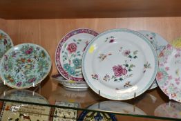 A COLLECTION OF TEN 19TH AND EARLY 20TH CENTURY CHINESE PORCELAIN PLATES, COMPRISING FIVE FAMILLE