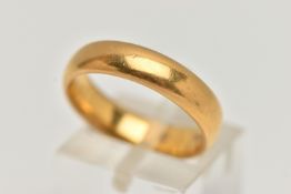 A 22CT GOLD BAND RING, polished band, approximate band width 4.8mm, hallmarked 22ct London, ring