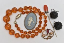A SMALL ASSORTMENT OF JEWELLERY, to include a plastic beaded necklace, a foliage paste brooch, an