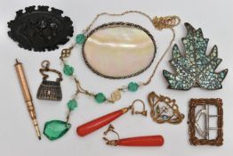 ASSORTED JEWELLERY, to include a yellow metal green and colourless paste pendant necklace, fitted