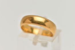 A 22CT GOLD BAND RING, polished band, approximate band width 4.9mm, hallmarked 22ct Birmingham, ring