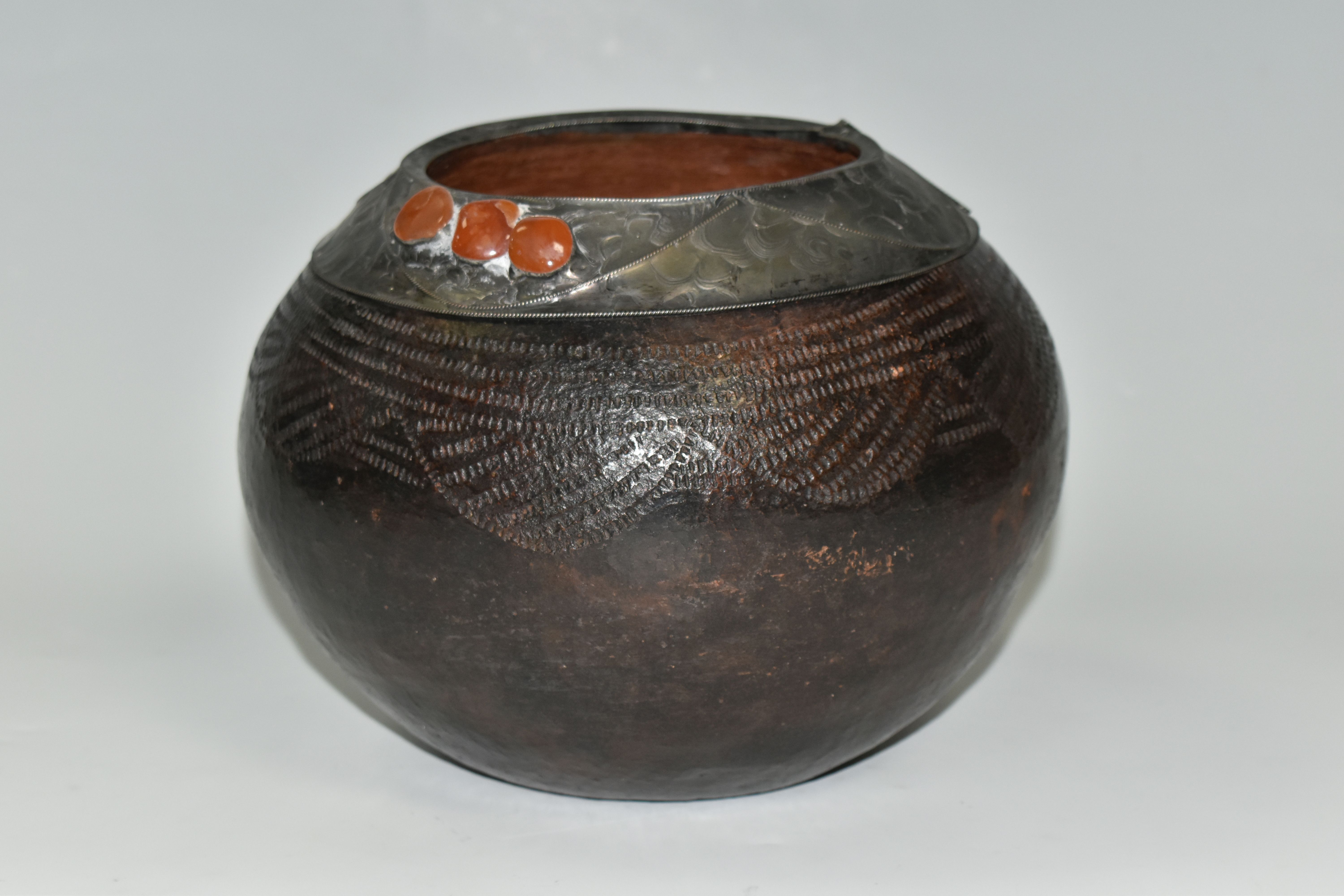 A ZULU / SOUTH AFRICAN STYLE JAR WITH PEWTER RIM, the pewter rim with beaded edges, swags and