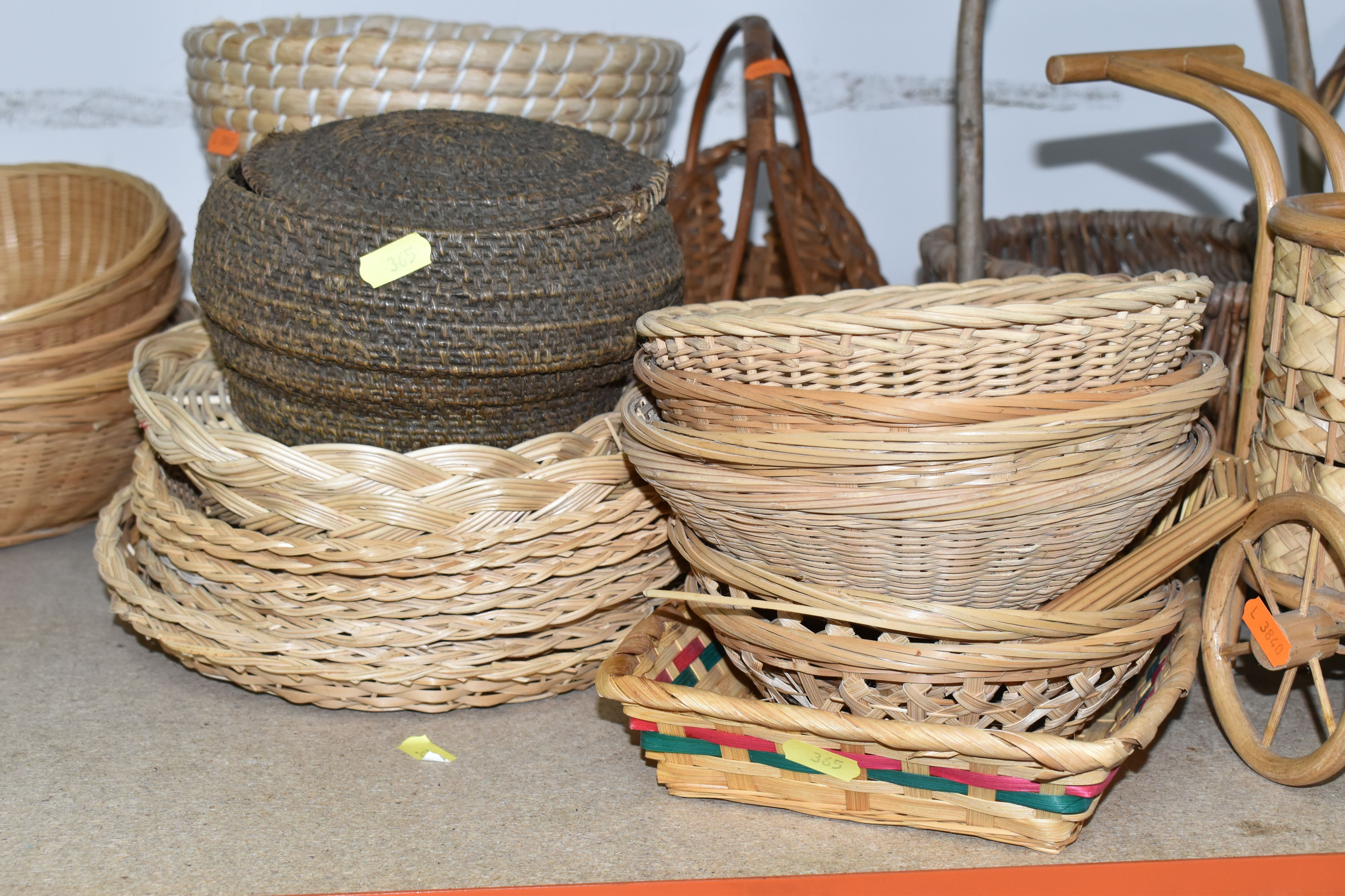 A QUANTITY OF WICKER BASKETS, to include an oval laundry basket, four flower baskets and a - Image 3 of 4