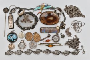 AN ASSORTMENT OF SILVER AND WHITE METAL JEWELLERY, to include a late 19th century white metal and