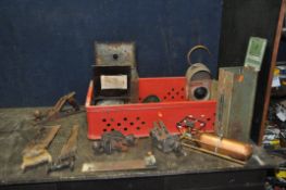 A TRAY CONTAINING VINTAGE TOOLS AND GAS STOVES including a Stanley No5 plane (repaired), two