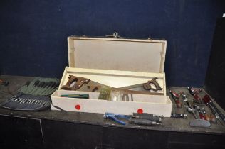 A VINTAGE CARPENTERS TOOLBOX CONTAINING TOOLS including four Yankee screwdrivers, a Stanley No748A