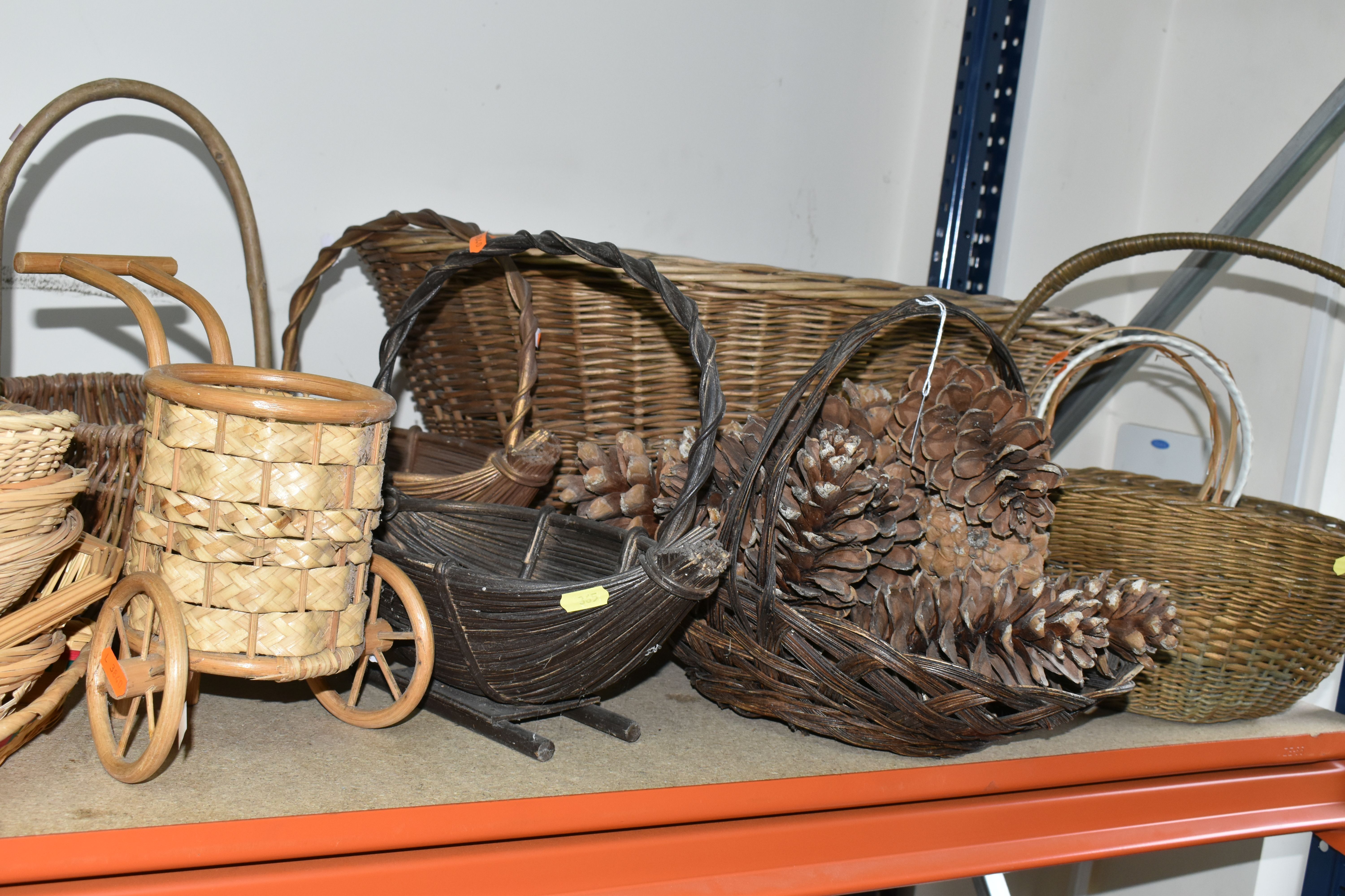 A QUANTITY OF WICKER BASKETS, to include an oval laundry basket, four flower baskets and a - Image 4 of 4