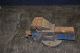 A RECORD No3 ENGINEERS VICE with 4in jaws (Condition: surface rust but working with resistance)