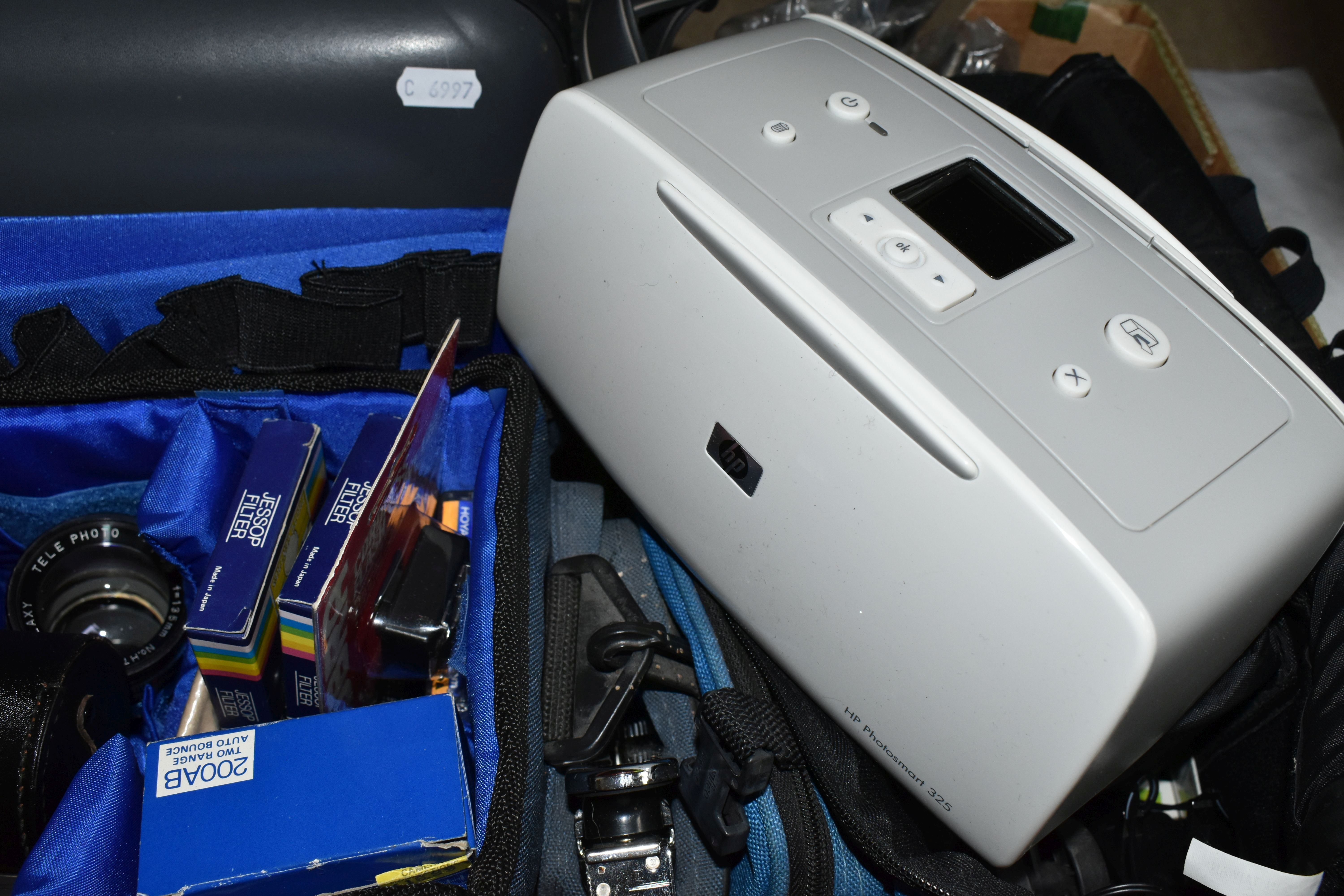 TWO BOXES OF CAMERAS AND PHOTOGRAPHIC EQUIPMENT, to include a Pentax K1000 SE 35mm camera, fitted - Image 4 of 5