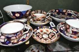 A GROUP OF EARLY NINETEENTH CENTURY DERBY TEA WARES, decorated in Imari patterns, comprising a