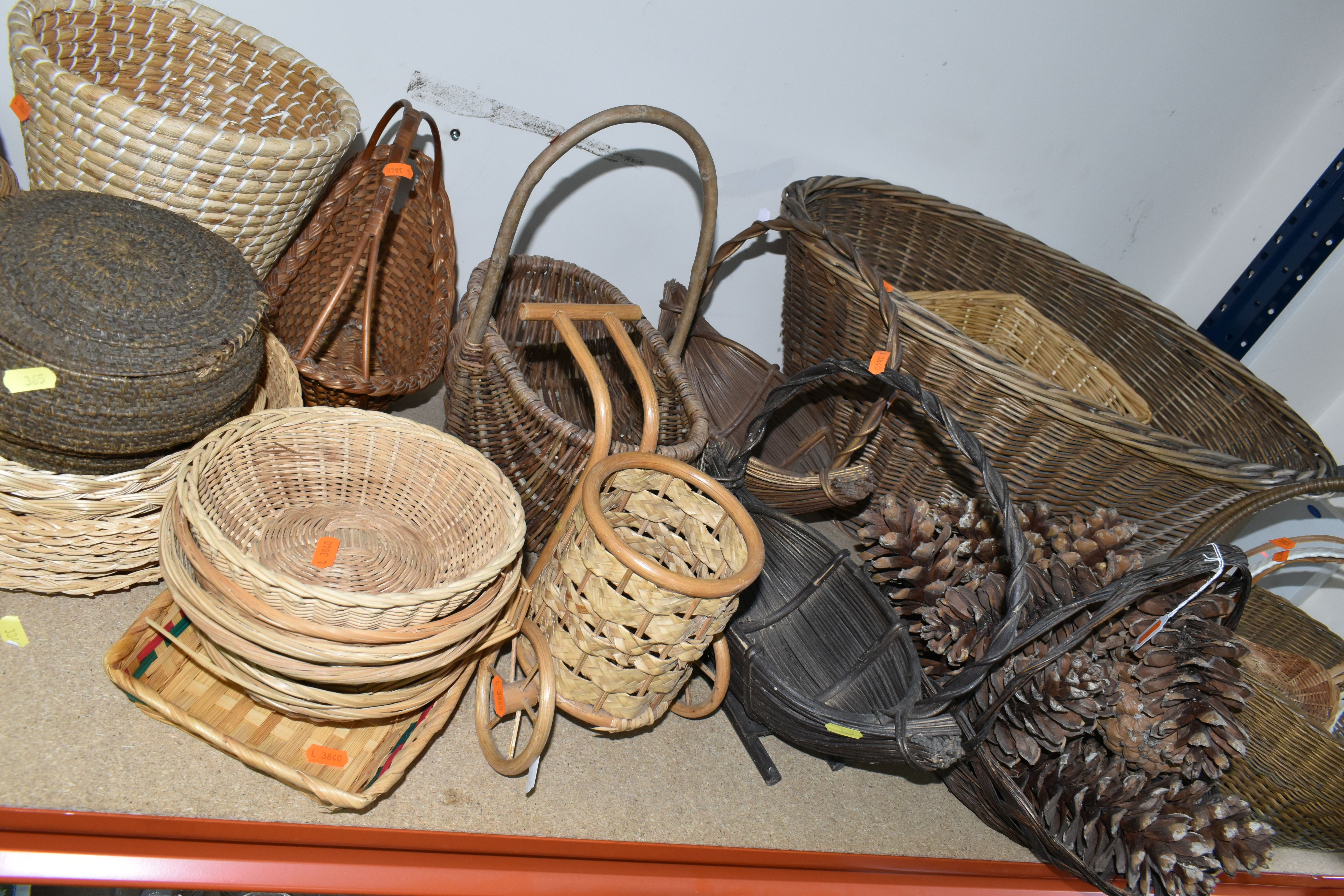 A QUANTITY OF WICKER BASKETS, to include an oval laundry basket, four flower baskets and a - Image 2 of 4