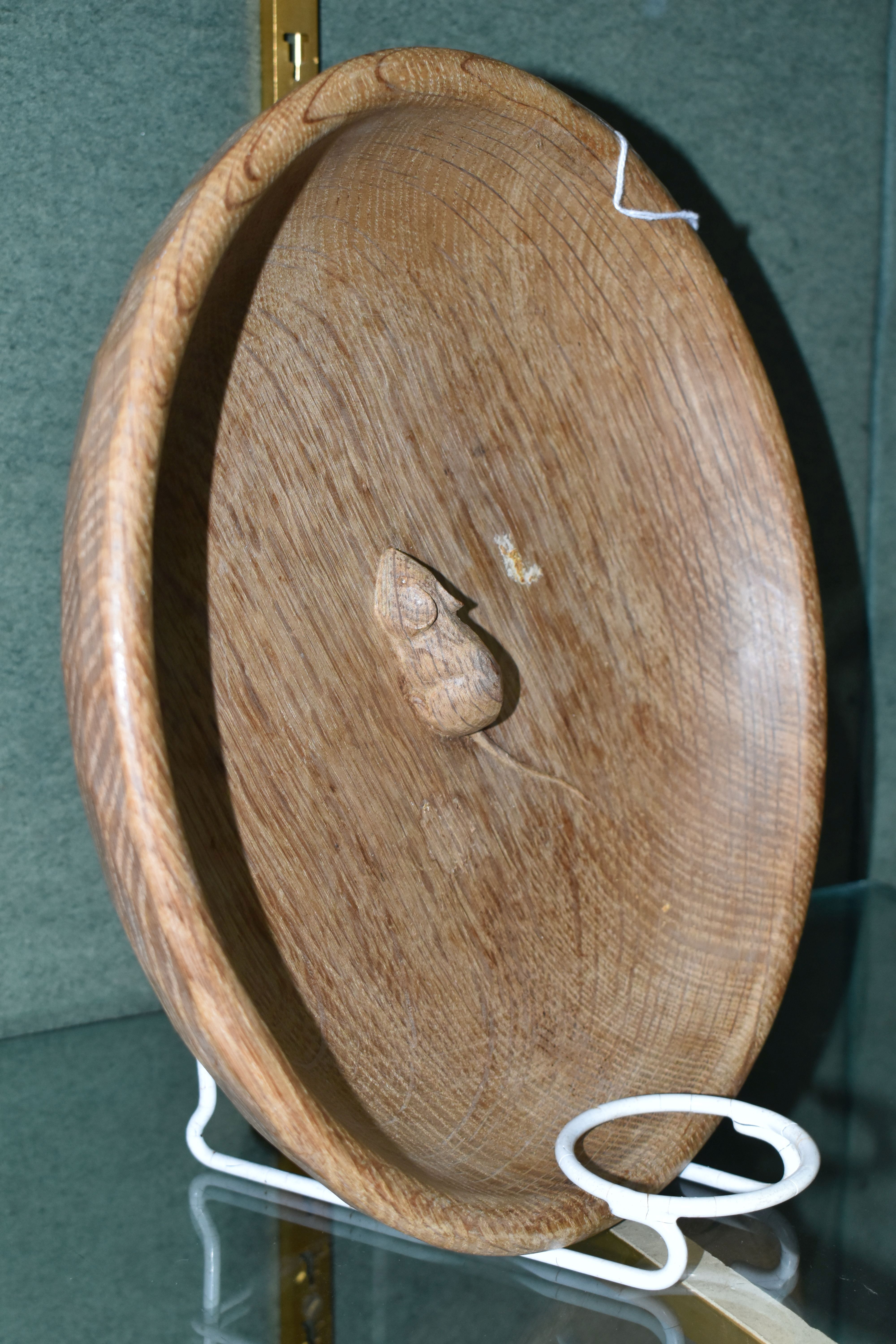 A ROBERT 'MOUSEMAN' THOMPSON OAK FRUIT BOWL, with carved mouse to the interior, diameter 29cm x - Image 3 of 5