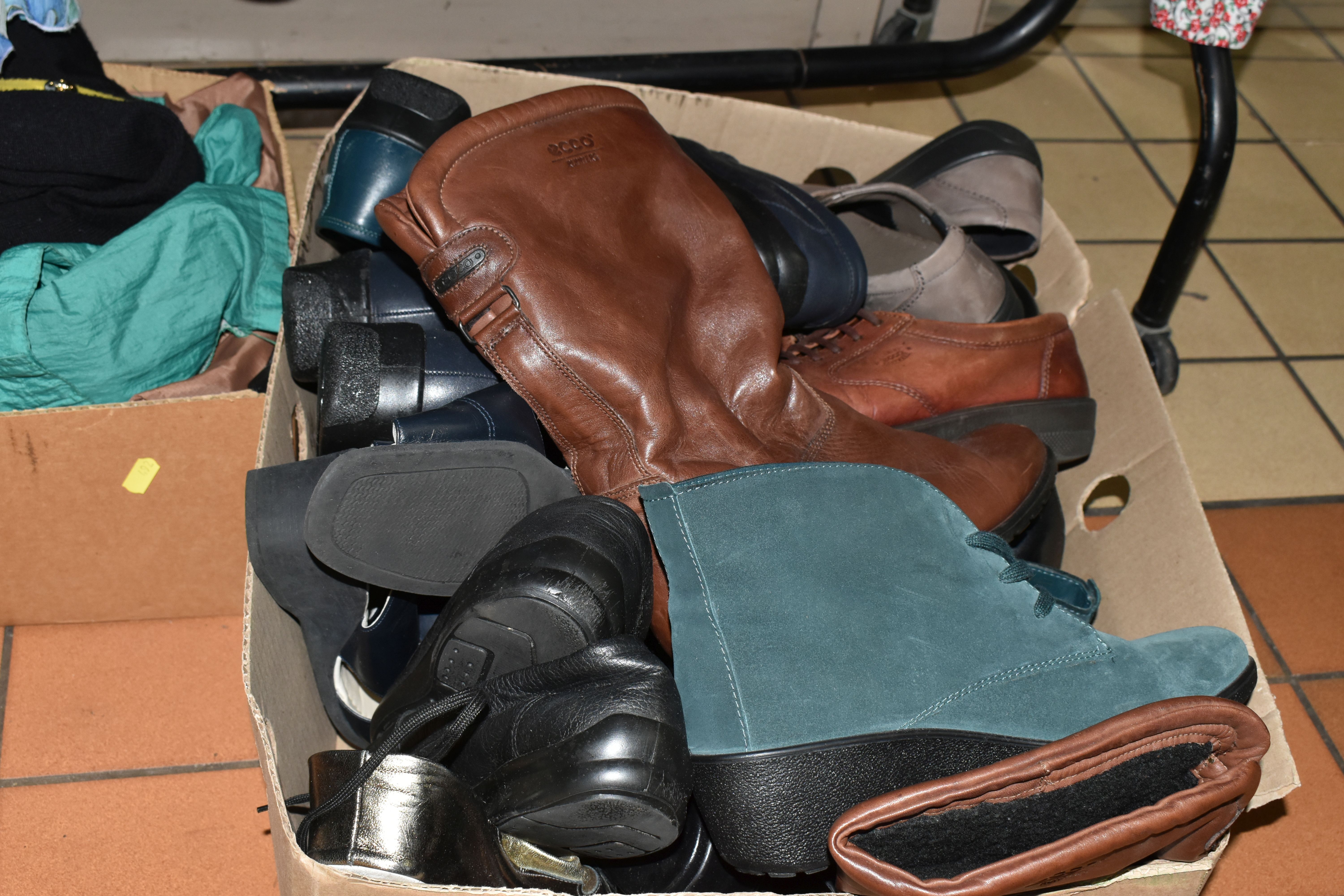 TWO BOXES AND ONE RAIL OF CLOTHING AND ACCESSORIES, to include a quantity of ladies suits and - Image 5 of 6