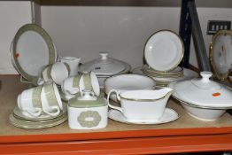 A COLLECTION OF ROYAL DOULTON 'GOLD CONCORD' PATTERN DINNERWARE AND 'SONNET' PATTERN TEAWARE,
