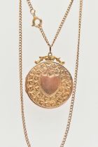 AN EARLY 20TH CENTURY LOCKET AND CHAIN, 9ct gold front and back circular locket, ivy leaf detail