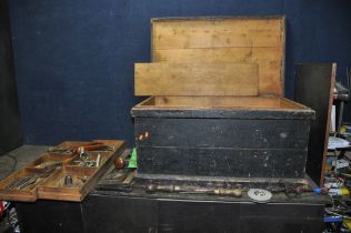 A LARGE VINTAGE CARPENTERS TOOLBOX CONTAINING CARPENTRY TOOLS with as steel banded lid two inner