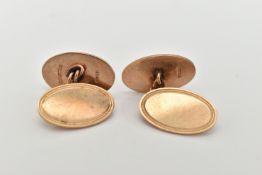A PAIR OF 9CT GOLD CUFF LINKS, oval form, engine turned pattern, chain link fittings, hallmarked 9ct