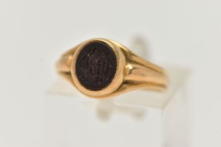 AN EARLY 20TH CENTURY INTAGLIO RING, the oval hardstone, with initial monogram, to the grooved