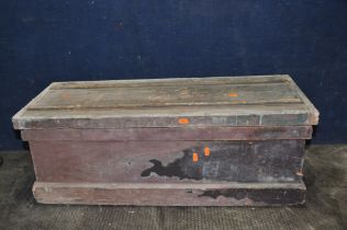 A VINTAGE WOODEN TOOLCHEST CONTAINING TOOLS width 85cm depth 34cm height 32cm (hinge and lock