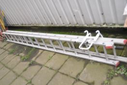 AN ALUMINIUM DOUBLE EXTENSION LADDER with fourteen rings to each 394cm length and a painted ladder