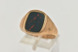 A 9CT GOLD SIGNET RING, bloodstone inlay set in yellow gold, tapered shoulders, hallmarked 9ct