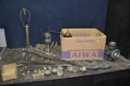 A BOX CONTAINING VINTAGE METALWARE including brass and gilt lamp bases, brass door handle back