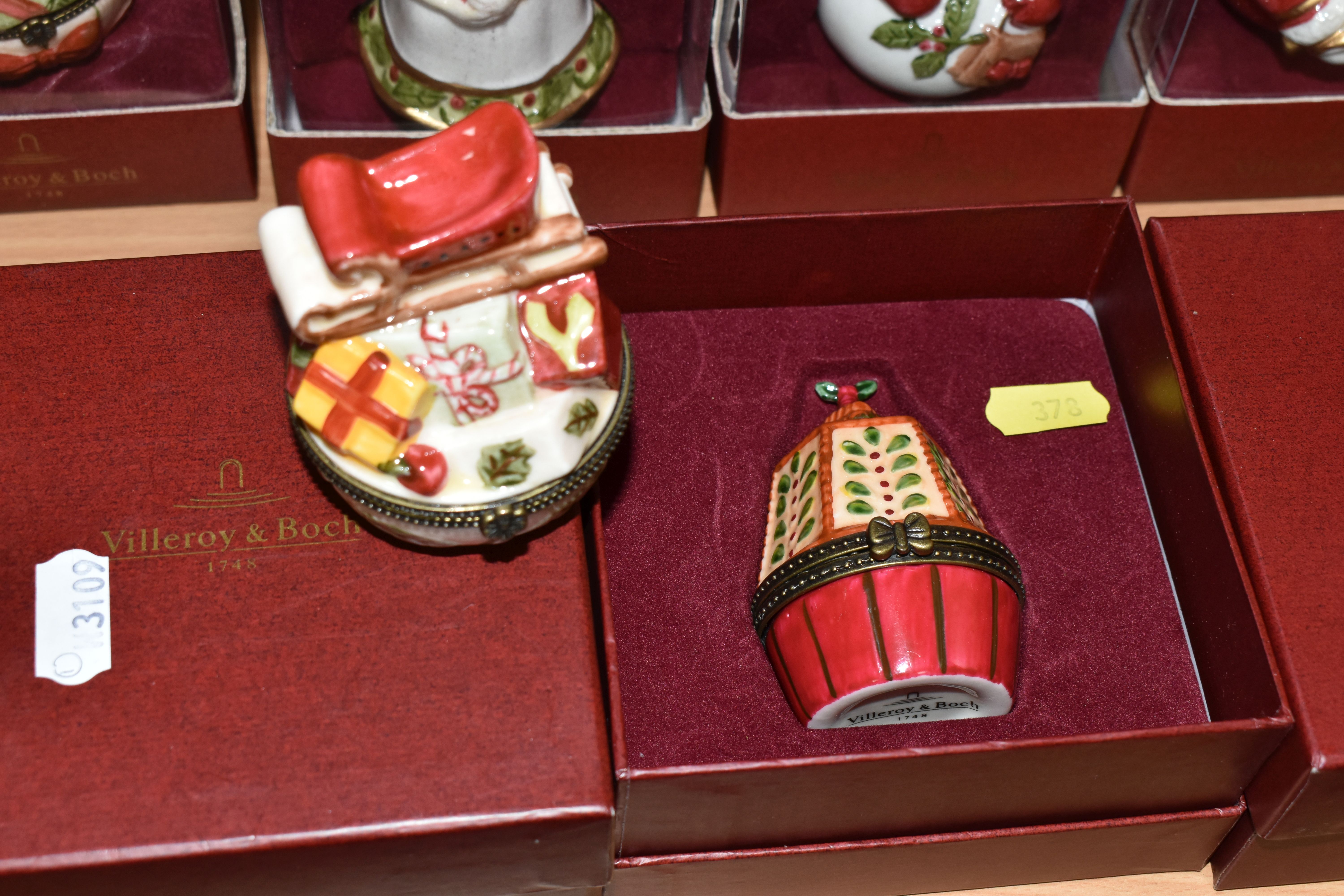 A COLLECTION OF BOXED VILLEROY & BOCH PORCELAIN CHRISTMAS BAUBLES AND BOXED TRINKET BOXES, - Image 2 of 8
