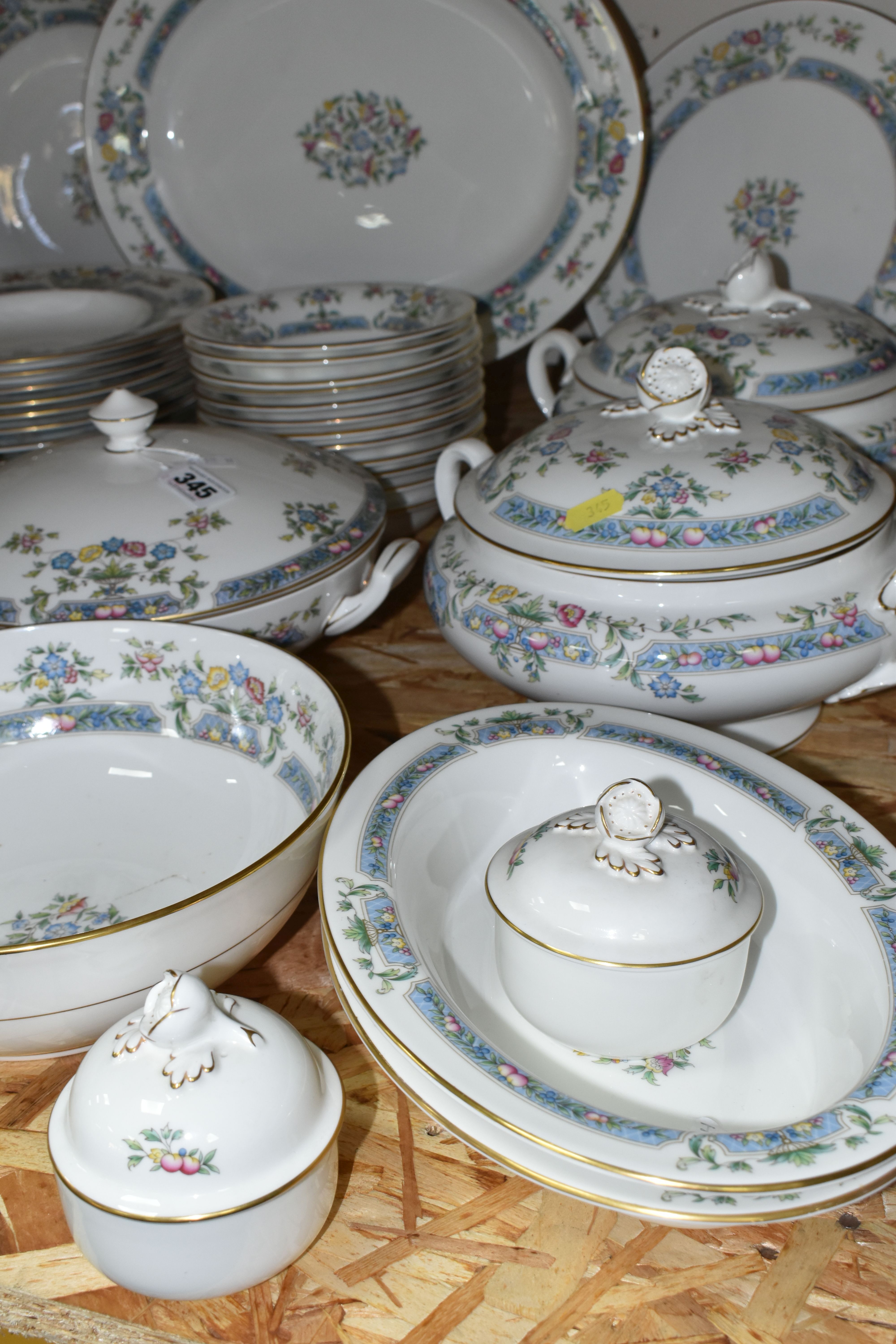 A LARGE QUANTITY OF ROYAL WORCESTER 'MAYFIELD' PATTERN DINNERWARE, comprising three covered tureens, - Image 4 of 6