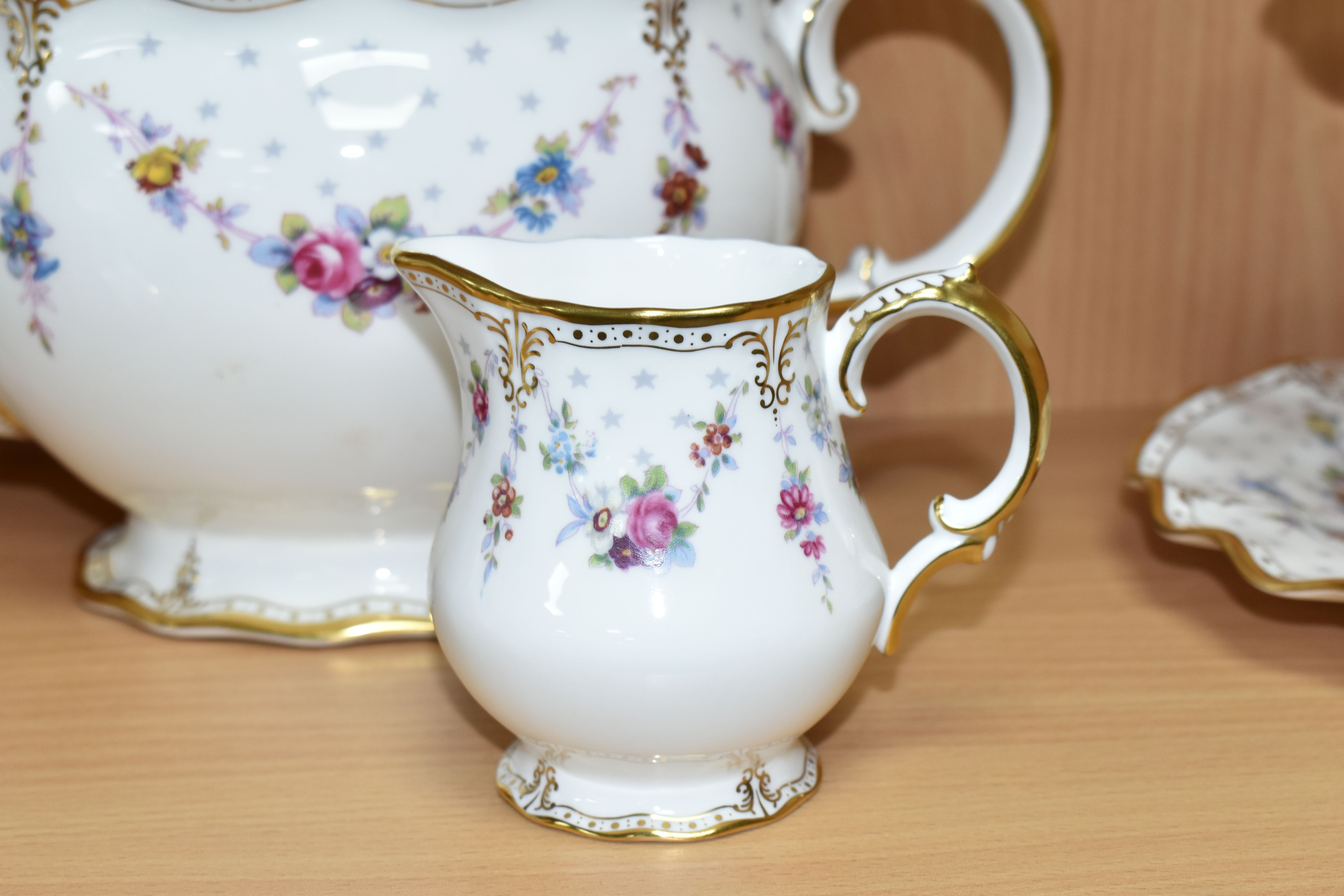 A TWENTY SEVEN PIECE ROYAL CROWN DERBY 'ROYAL ANTOINETTE' A1225 TEA SERVICE, comprising a teapot ( - Image 10 of 15