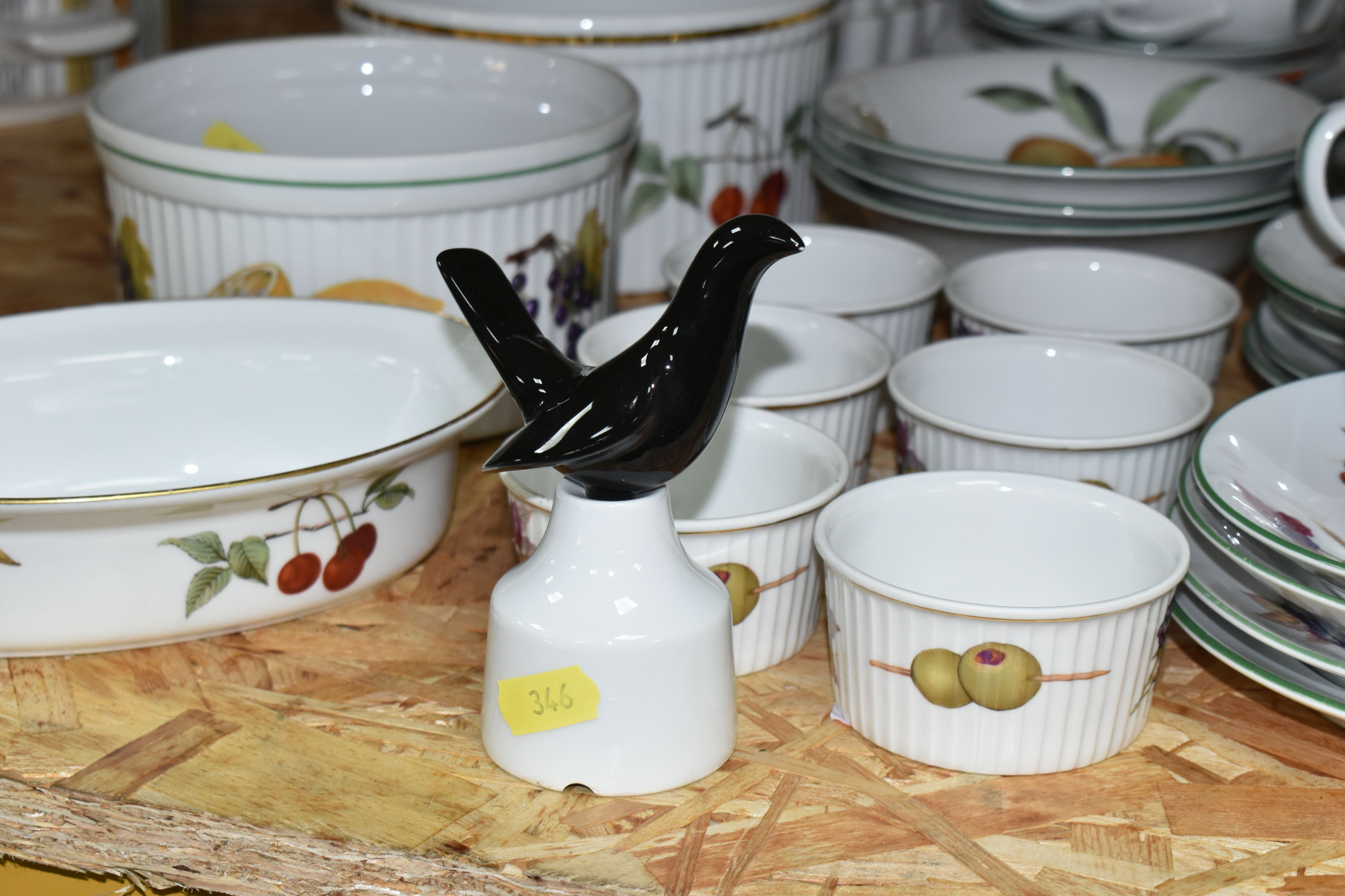 A GROUP OF ROYAL WORCESTER 'EVESHAM VALE' PATTERN TABLEWARE, comprising three dinner plates, five - Image 4 of 5