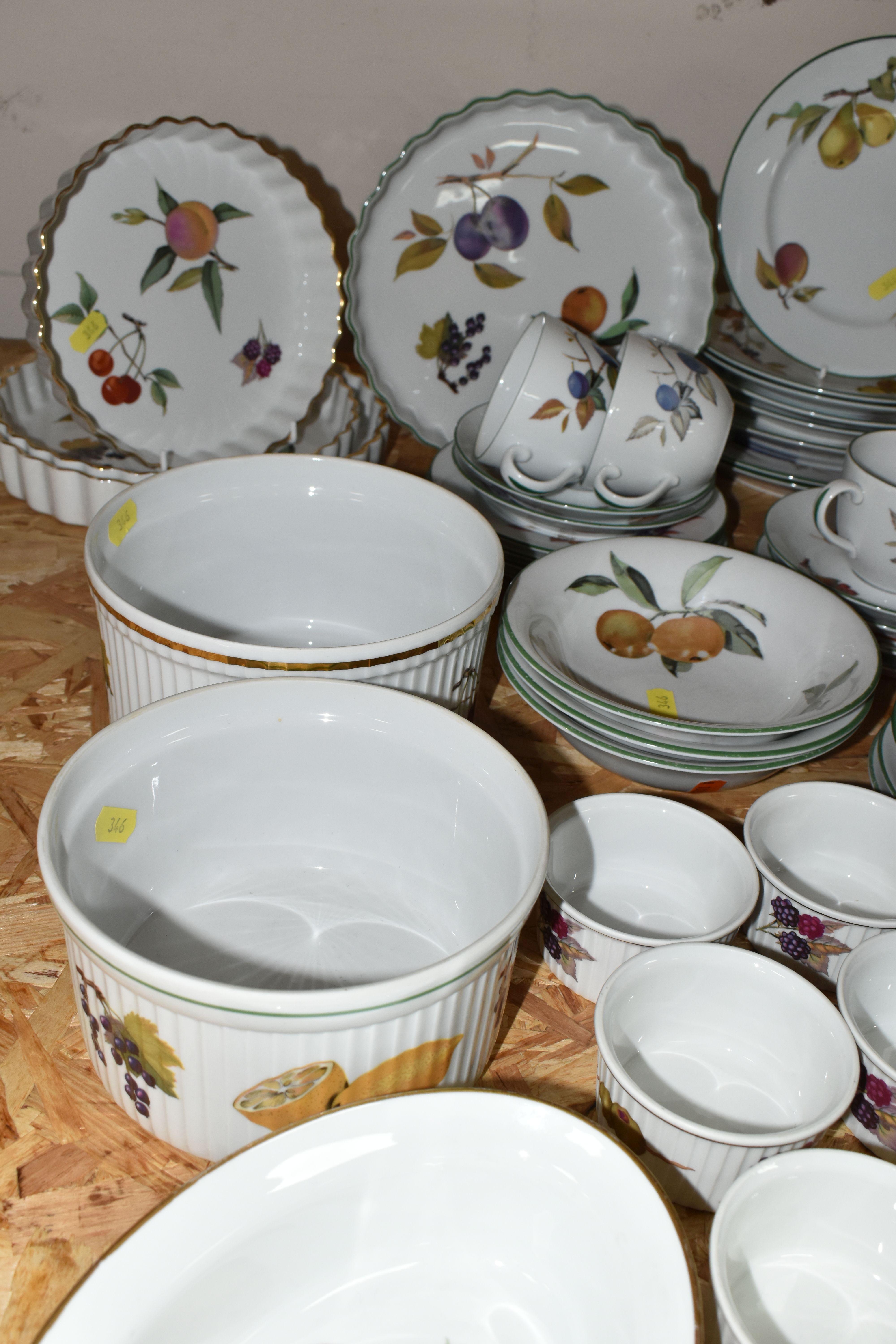 A GROUP OF ROYAL WORCESTER 'EVESHAM VALE' PATTERN TABLEWARE, comprising three dinner plates, five - Image 3 of 5