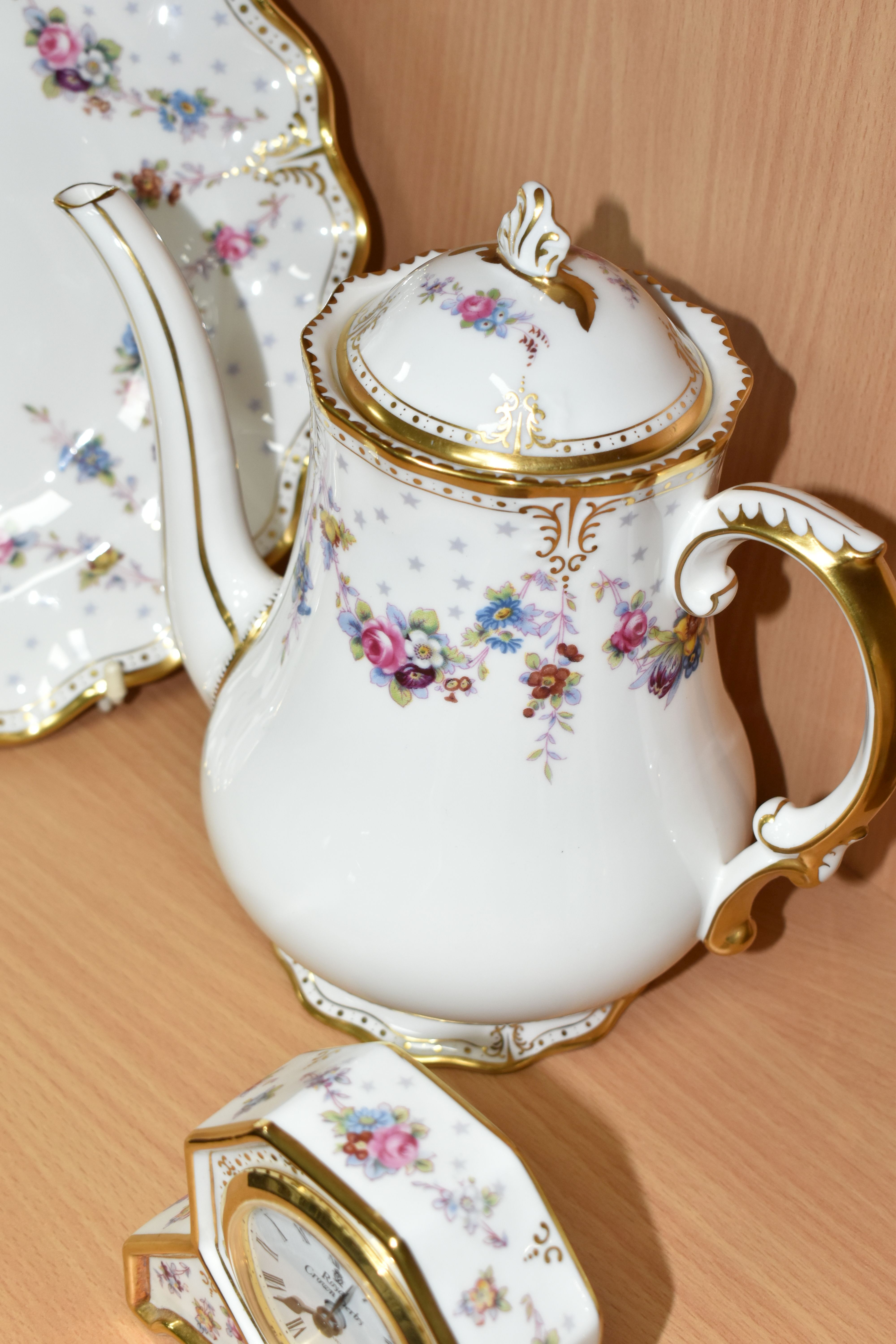 A TWENTY SEVEN PIECE ROYAL CROWN DERBY 'ROYAL ANTOINETTE' A1225 TEA SERVICE, comprising a teapot ( - Image 14 of 15