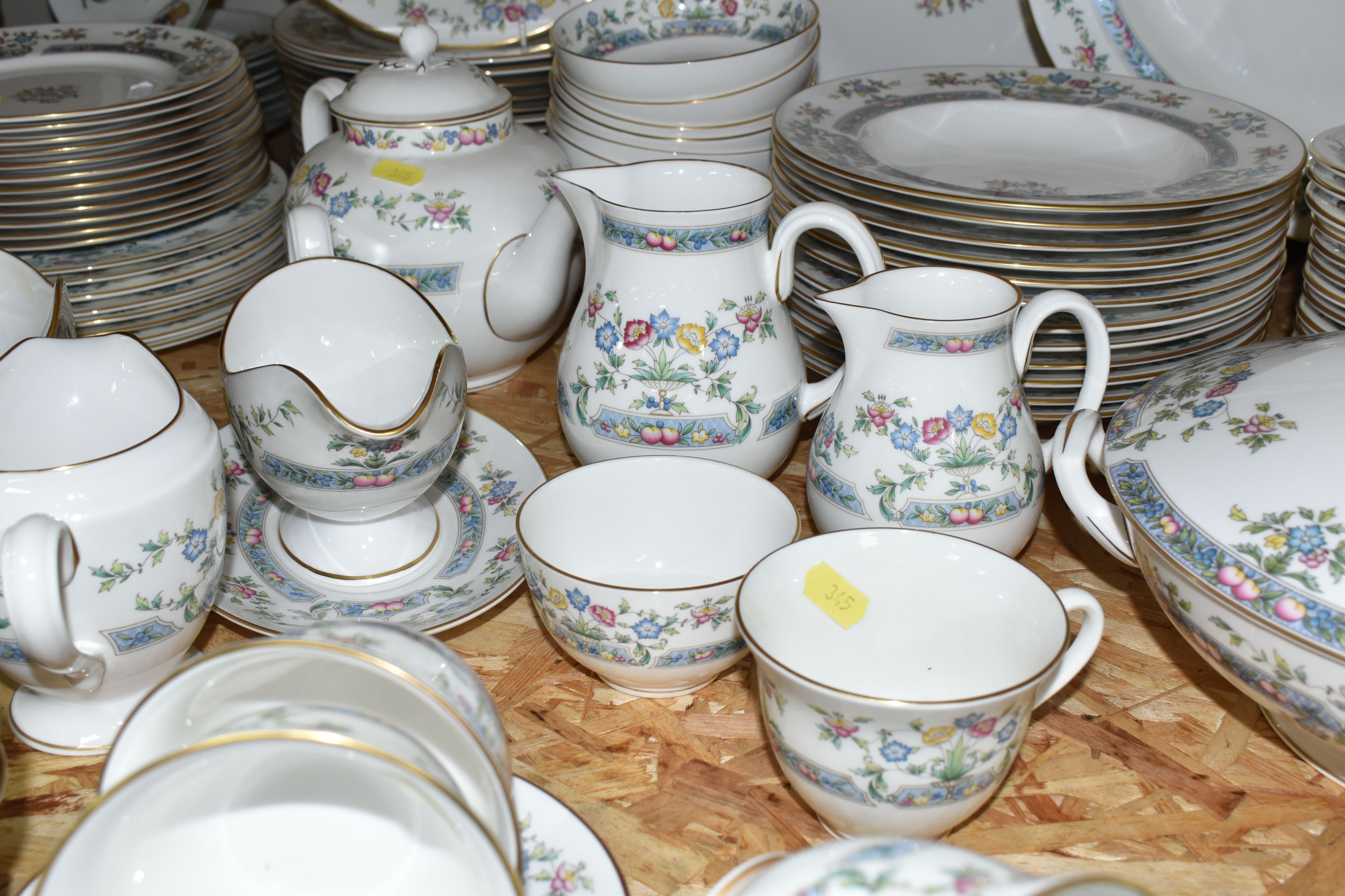 A LARGE QUANTITY OF ROYAL WORCESTER 'MAYFIELD' PATTERN DINNERWARE, comprising three covered tureens, - Image 5 of 6