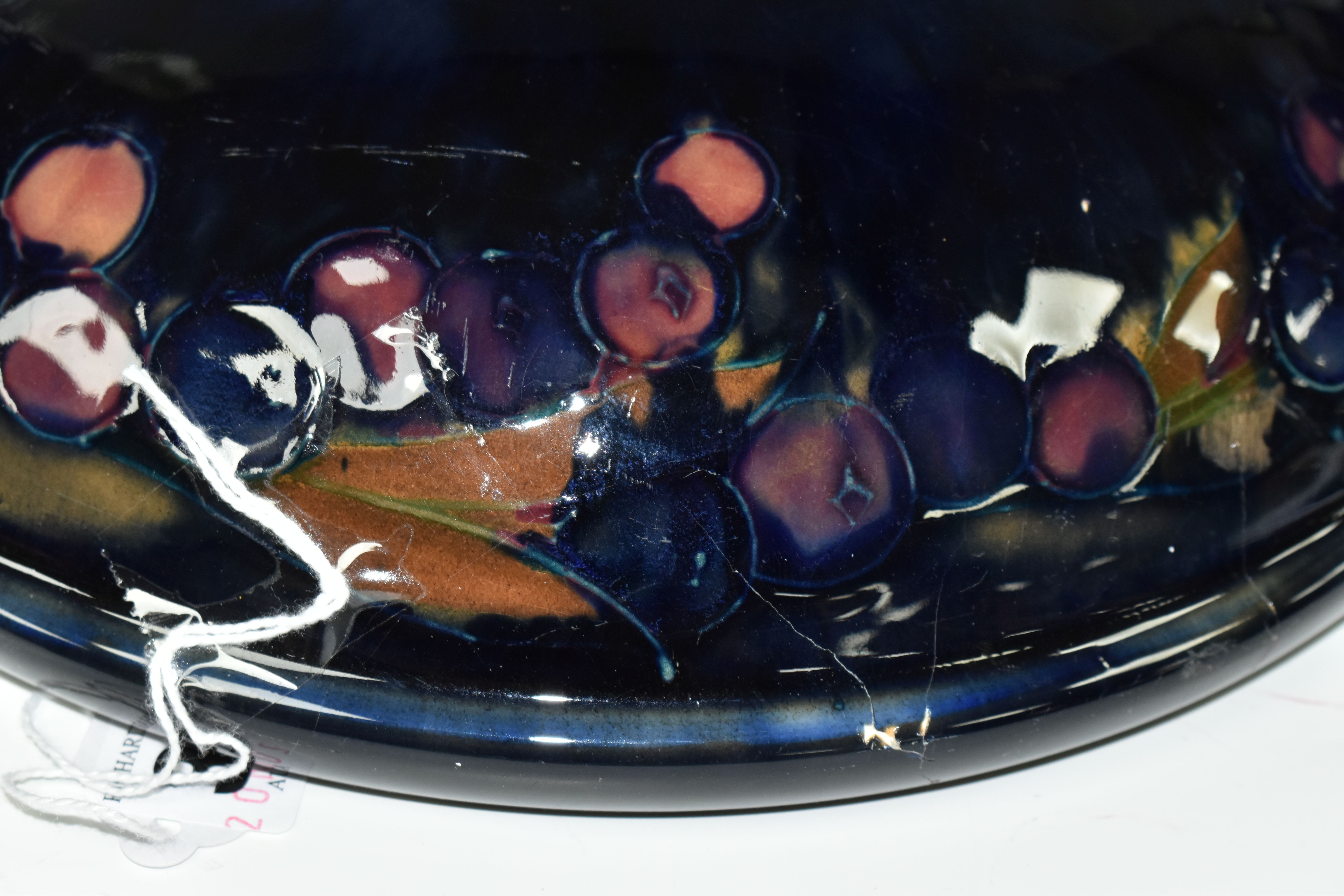A WILLIAM MOORCROFT SHALLOW FRUIT BOWL DECORATED WITH THE POMEGRANATE PATTERN ON A BLUE / BROWN - Image 6 of 7