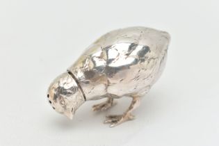 AN EARLY 20TH CENTURY SILVER CHICK PEPPERETTE, realistically textured chick, removable pierced head,