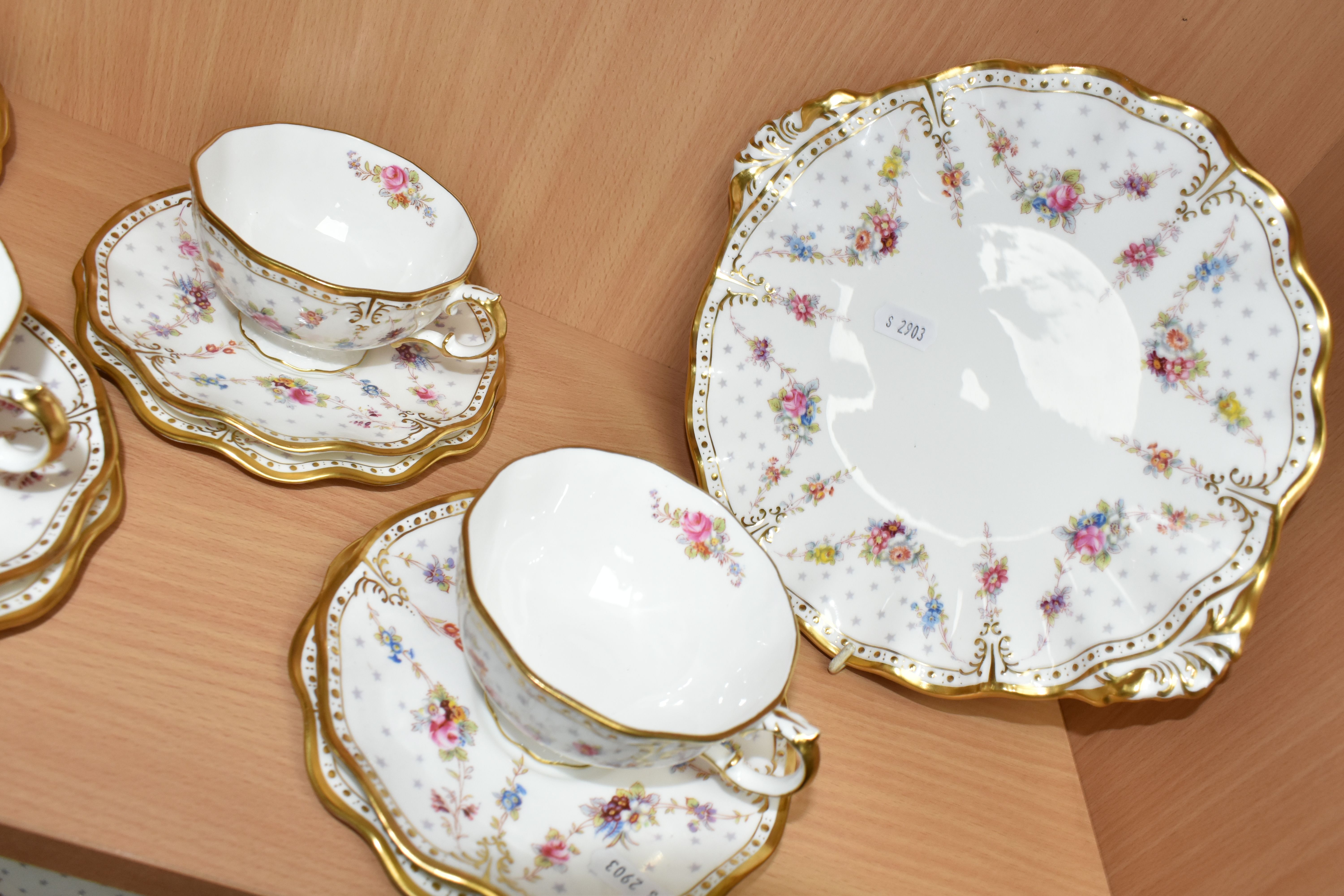 A TWENTY SEVEN PIECE ROYAL CROWN DERBY 'ROYAL ANTOINETTE' A1225 TEA SERVICE, comprising a teapot ( - Image 2 of 15