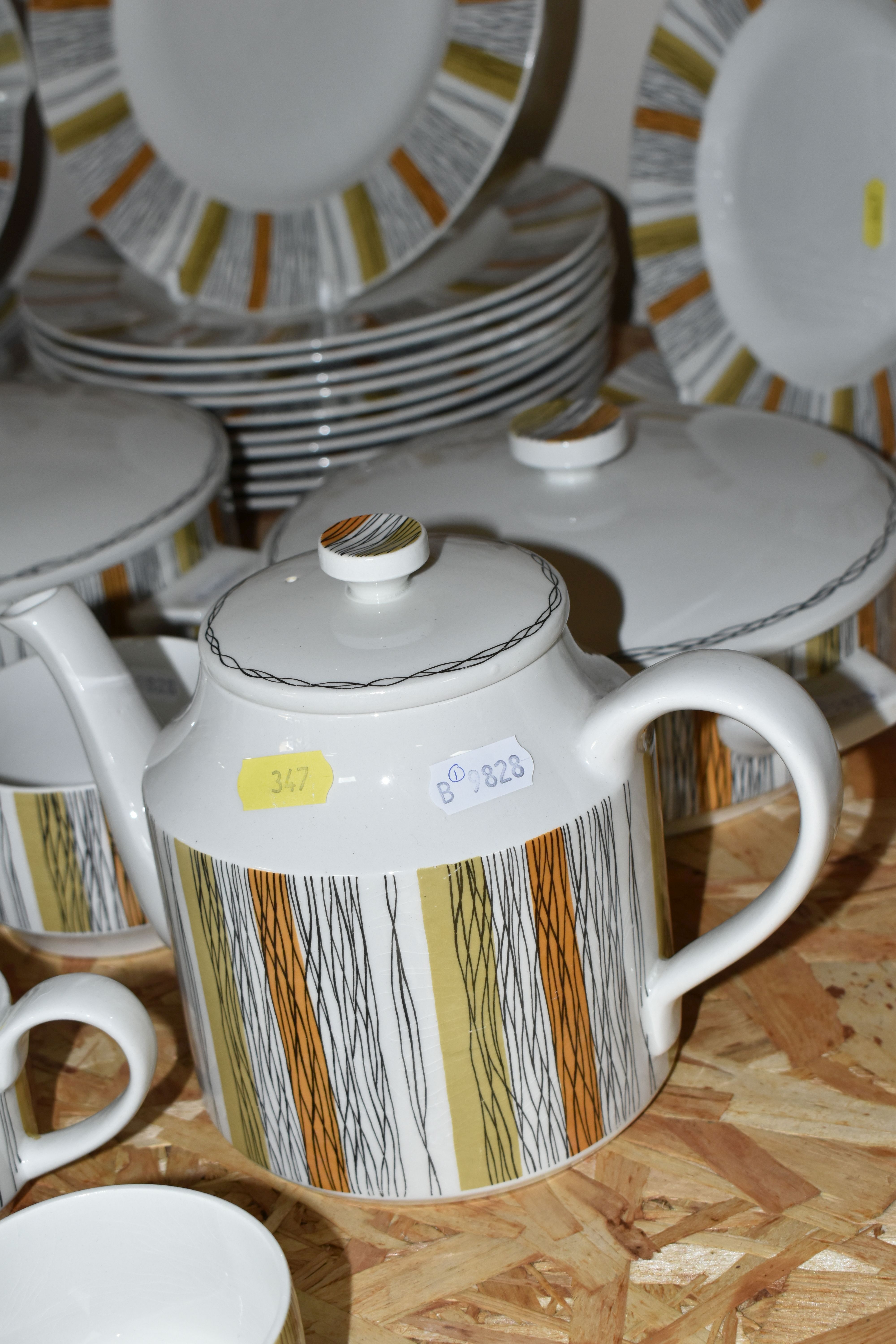 A QUANTITY OF MID-CENTURY MIDWINTER 'SIENNA' PATTERN DINNER AND TEA WARE, comprising three covered - Image 2 of 4