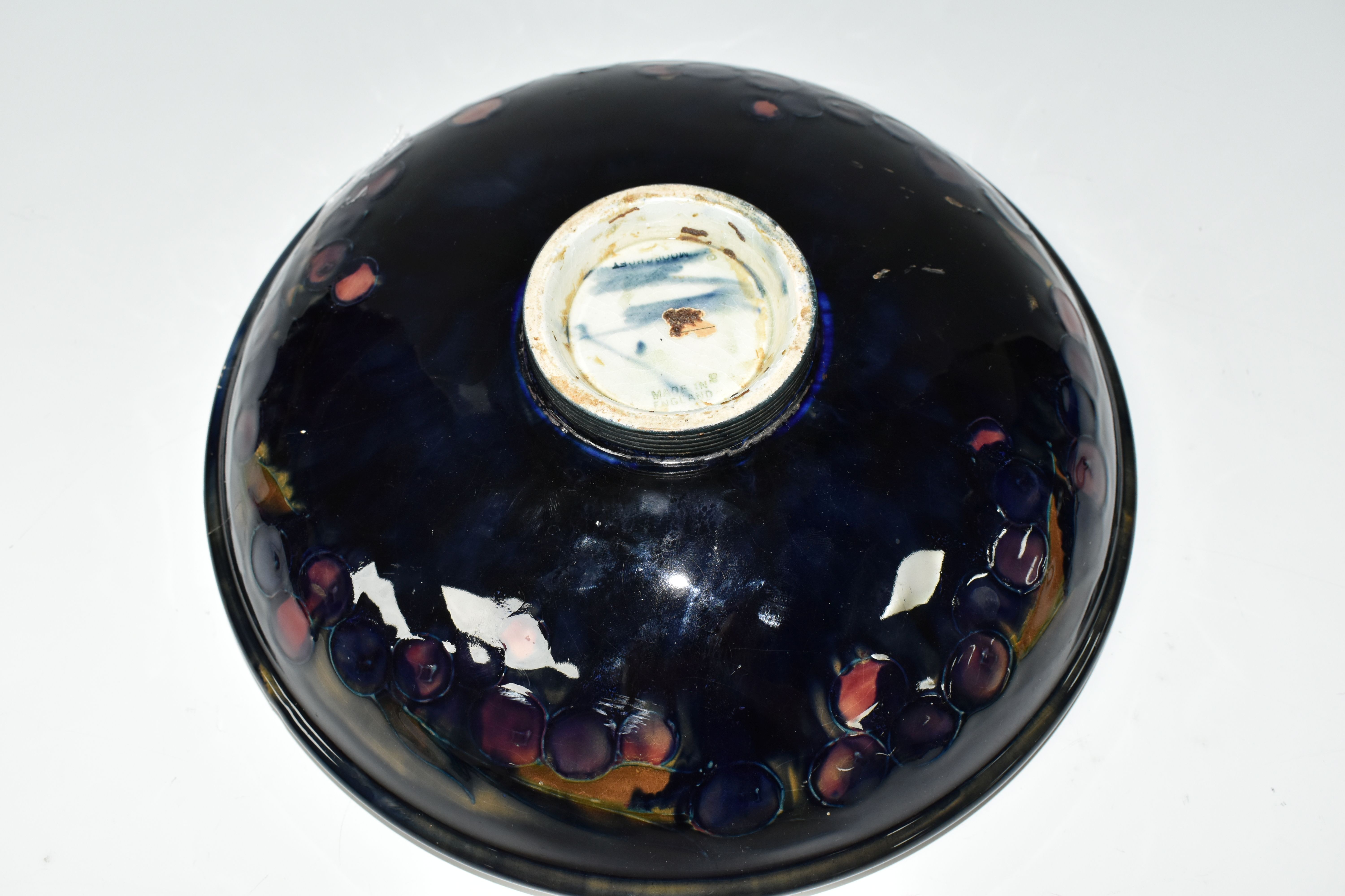 A WILLIAM MOORCROFT SHALLOW FRUIT BOWL DECORATED WITH THE POMEGRANATE PATTERN ON A BLUE / BROWN - Image 5 of 7