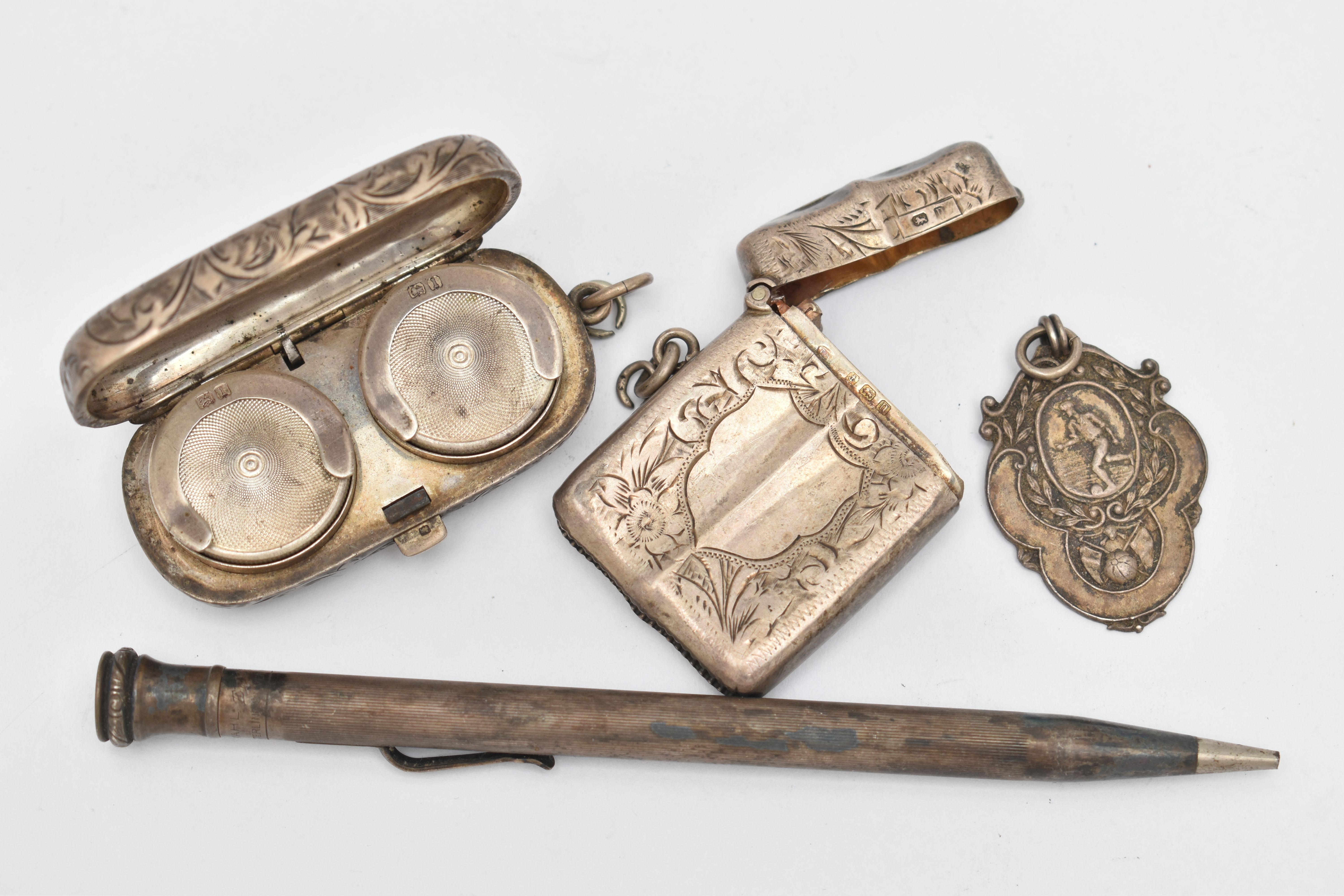 A SMALL ASSORTMENT OF SILVER ITEMS, to include a silver sovereign case, hallmarked 'Aaron Lufkin - Image 3 of 3