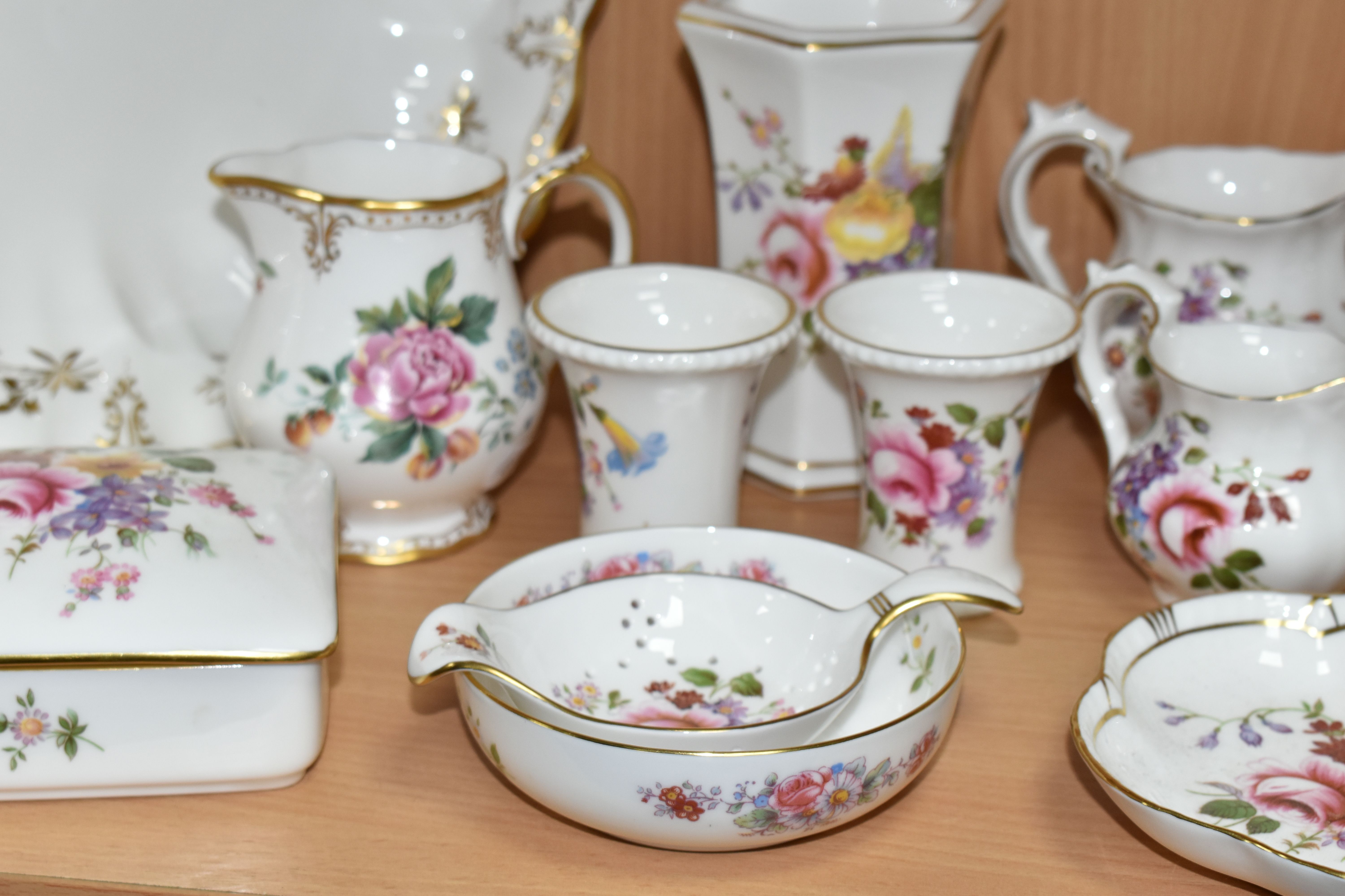 A COLLECTION OF ROYAL CROWN DERBY TEA WARES, comprising two Imari bread knives, for sale to OVER 18s - Image 7 of 10