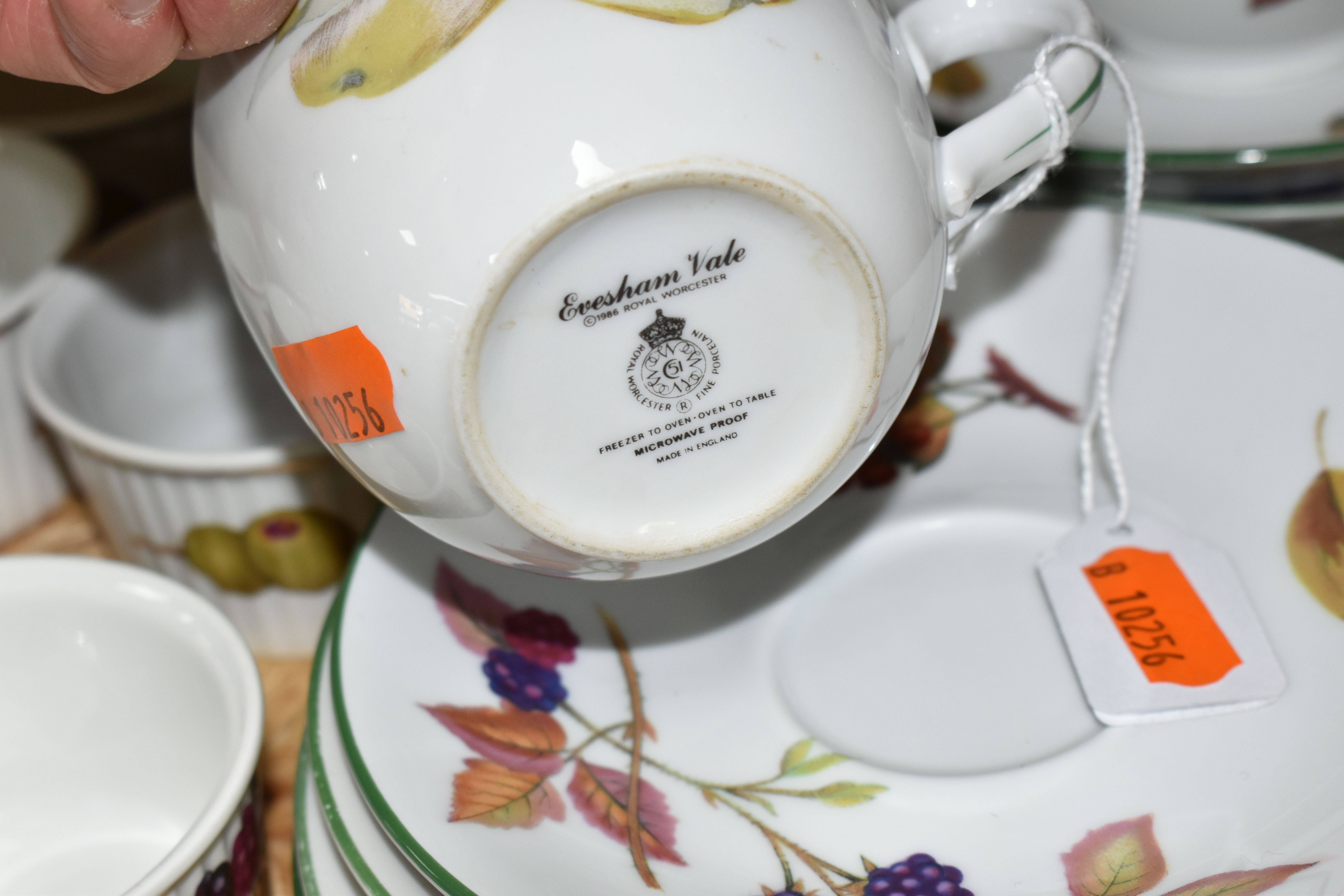 A GROUP OF ROYAL WORCESTER 'EVESHAM VALE' PATTERN TABLEWARE, comprising three dinner plates, five - Image 5 of 5