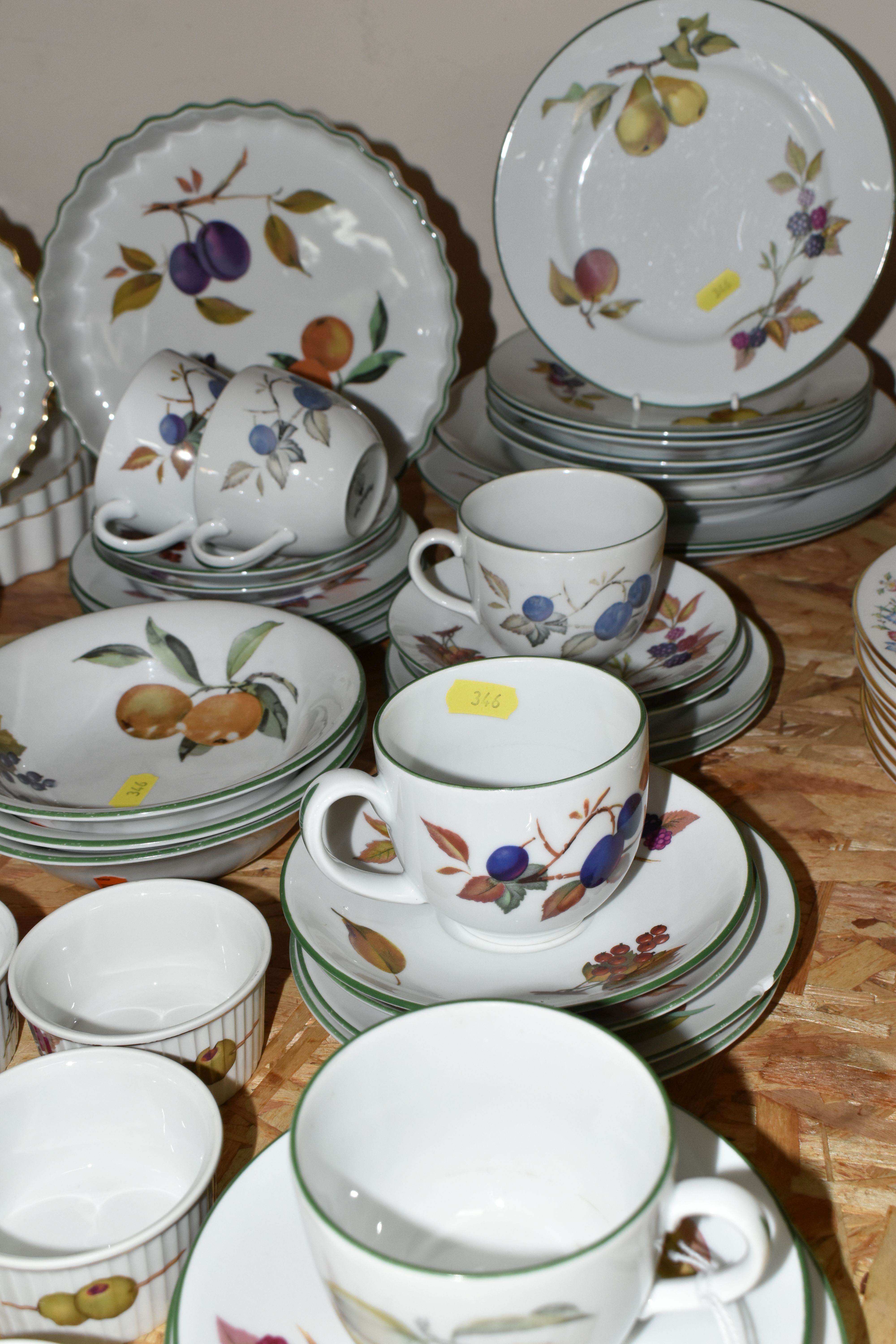 A GROUP OF ROYAL WORCESTER 'EVESHAM VALE' PATTERN TABLEWARE, comprising three dinner plates, five - Image 2 of 5