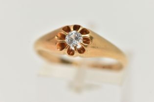 AN EARLY 20TH CENTURY, 18CT GOLD RING, centring on a circular cut colourless stone, assessed as